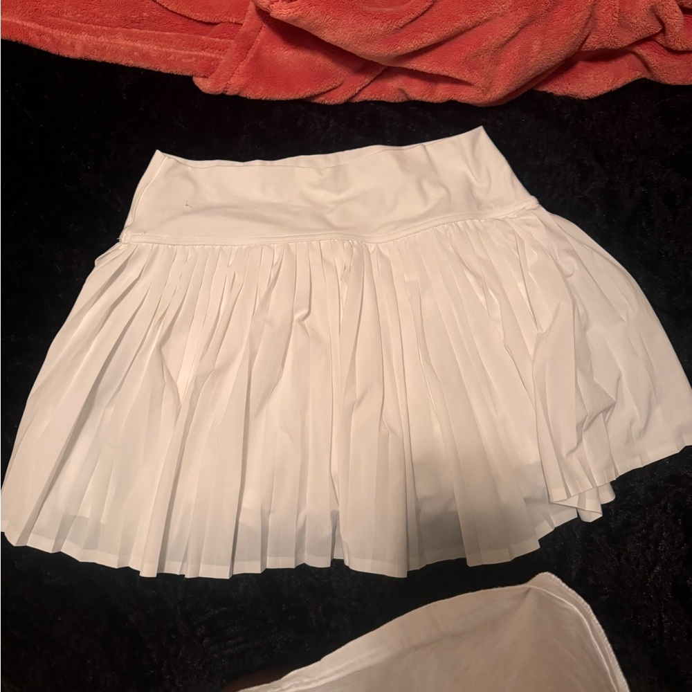 Elegant White Pleated Skirt - Picture 2 of 3